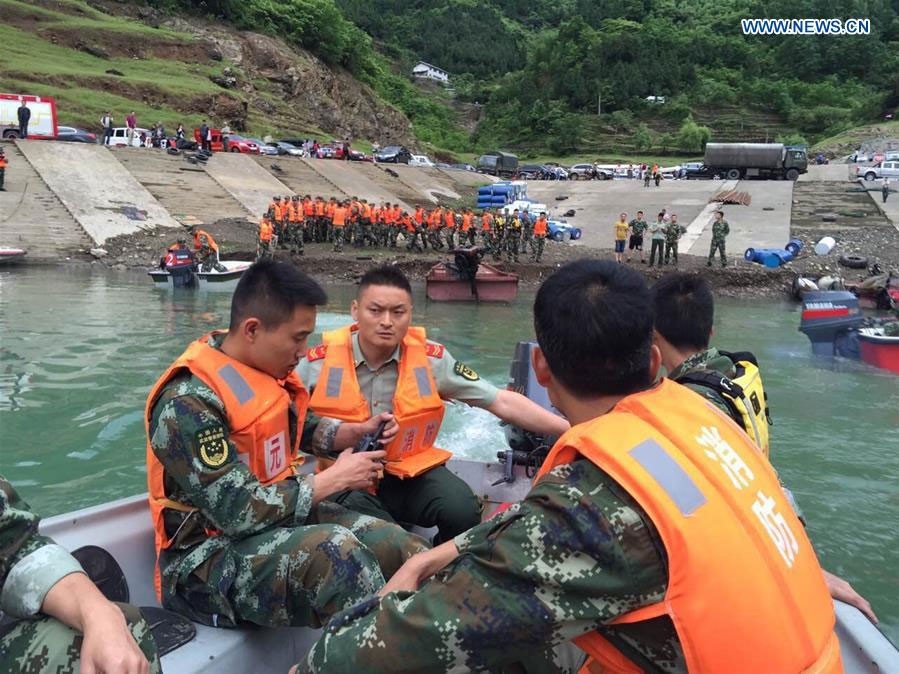 Các nhân viên cứu hộ được điều động tới hiện trường vụ  chìm tàu ở Trung Quốc vào chiều ngày 4/6.